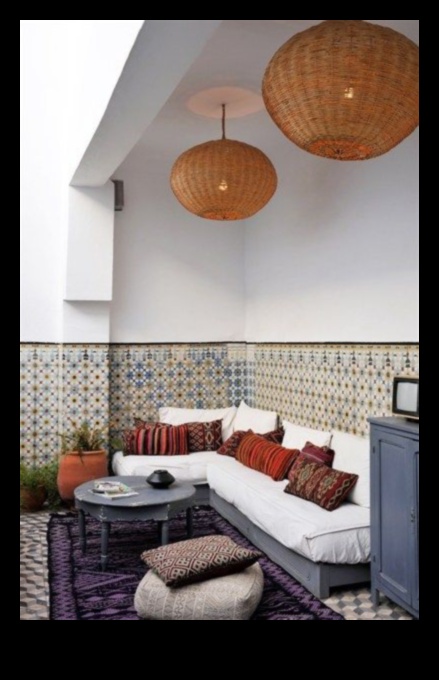 Ποια είναι τα απαραίτητα για μια μαροκινή διακόσμηση σαλονιού με μοντέρνα πινελιά;