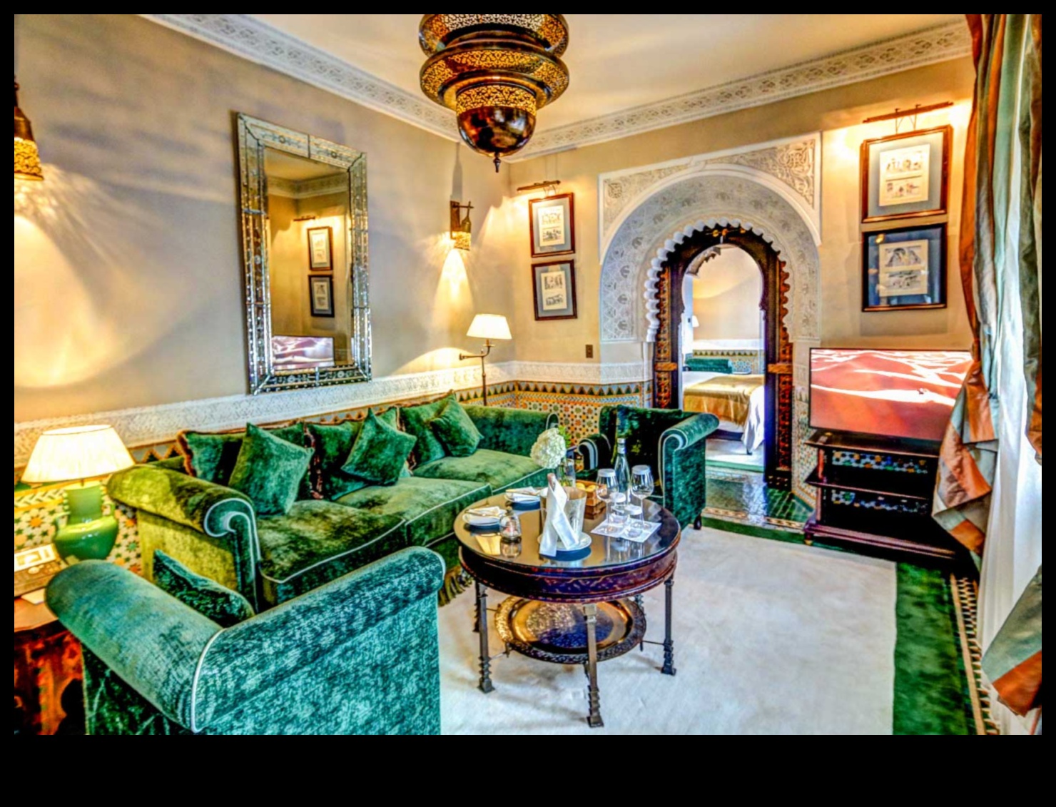 Πώς μπορώ να δημιουργήσω μια Μαροκινή διακόσμηση σαλονιού με πλούσιες υφές;