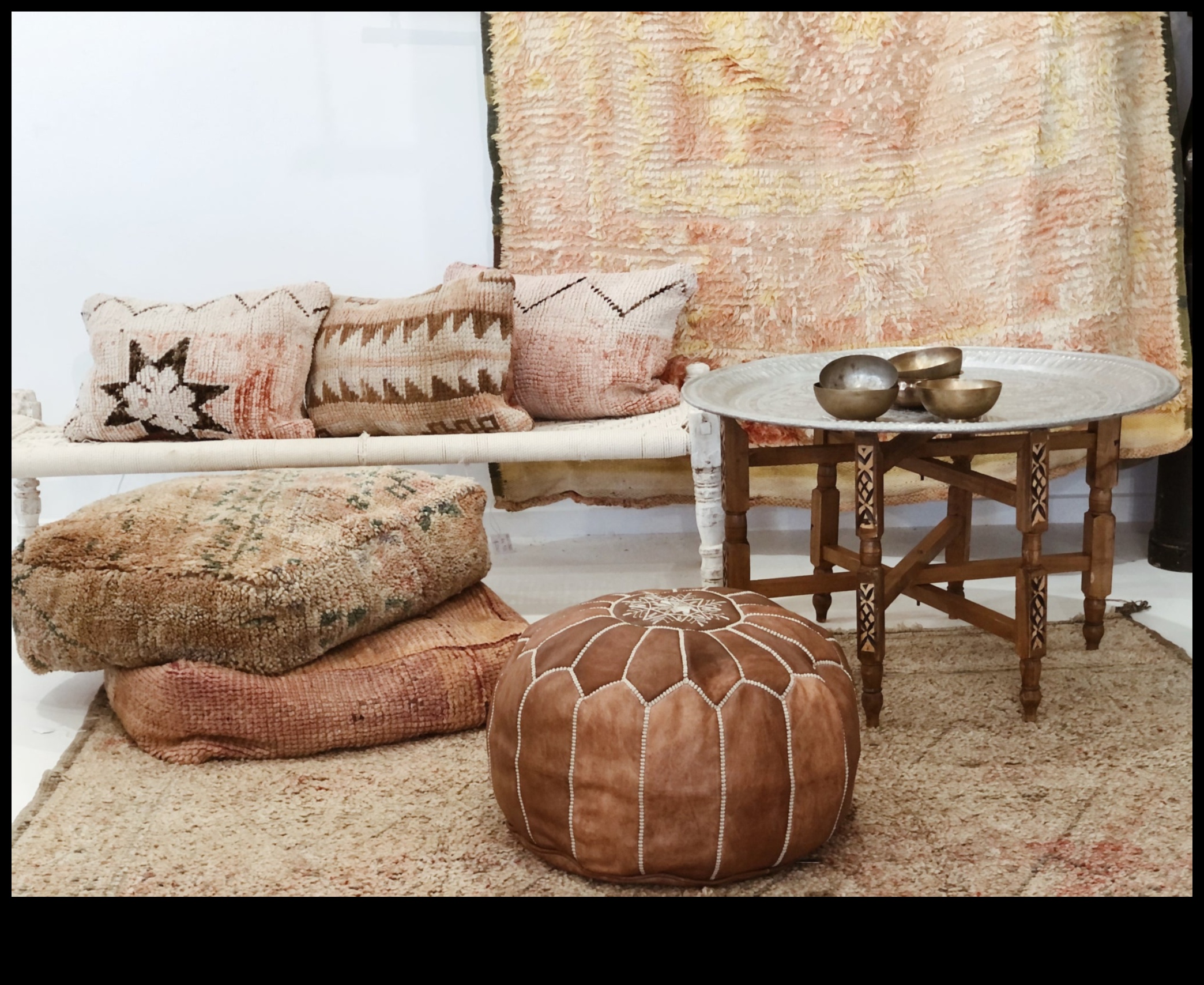 Πώς μπορώ να δημιουργήσω μια Μαροκινή διακόσμηση σαλονιού με πλούσιες υφές;