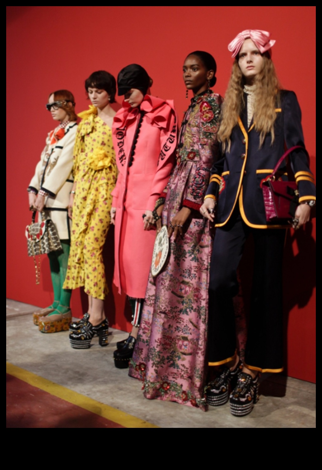 High-Tech Glam: Μοντέρνα ρούχα που επαναπροσδιορίζουν τα πρότυπα μόδας