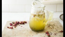 Δροσιστικό Πρωινό Τελετουργικό Παγωμένο Πράσινο Τσάι για ενυδατική έναρξη 2 Πρωινές τελετουργίες: Αγκαλιάζοντας τις ψυχρές απολαύσεις του παγωμένου πράσινου τσαγιού