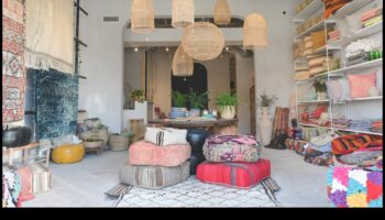 Πώς μπορώ να δημιουργήσω μια Μαροκινή διακόσμηση σαλονιού με πλούσιες υφές;