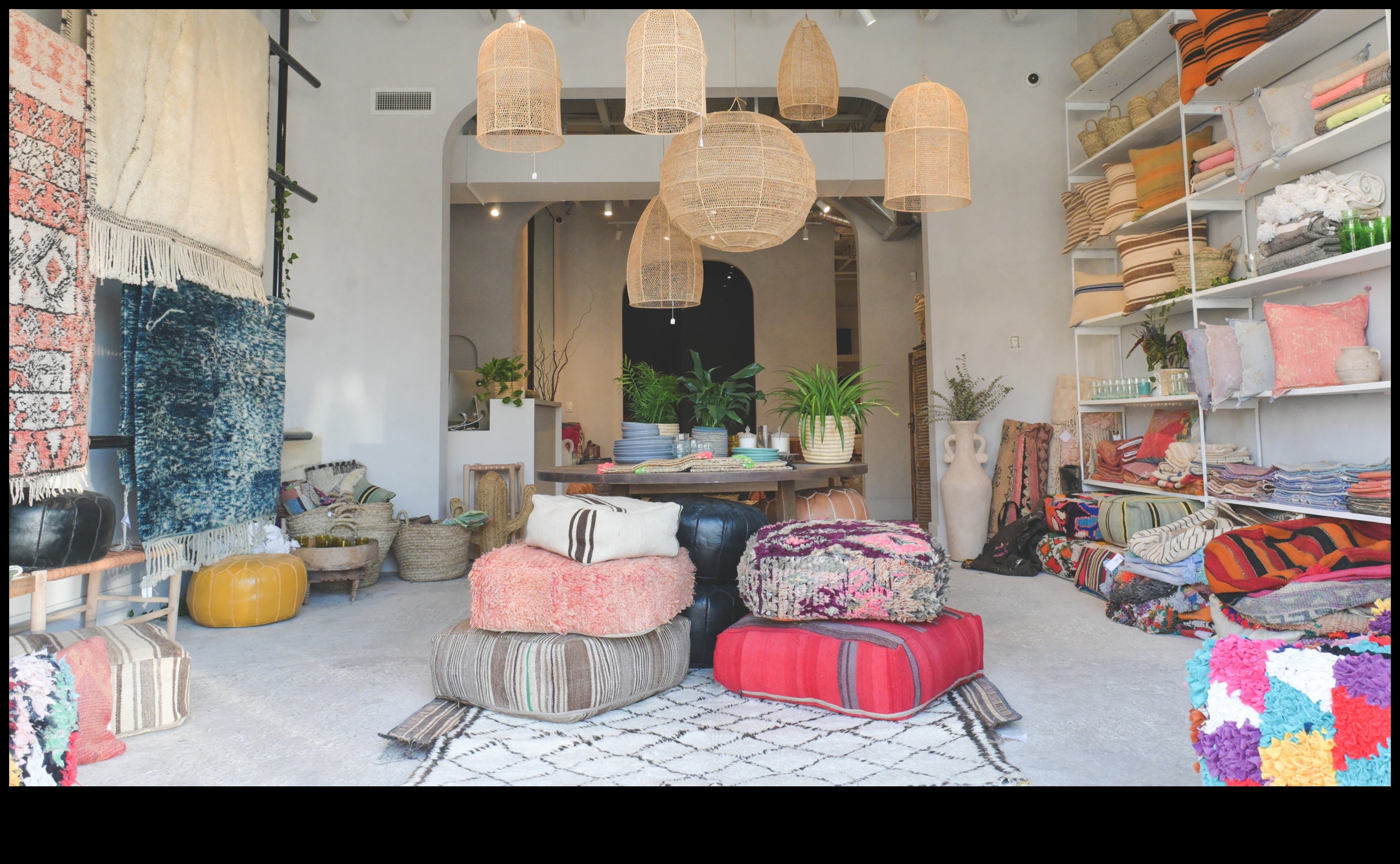 Πώς μπορώ να δημιουργήσω μια Μαροκινή διακόσμηση σαλονιού με πλούσιες υφές;