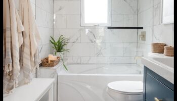 Διακόσμηση παραθαλάσσιου μπάνιου για ένα χαλαρωτικό καταφύγιο