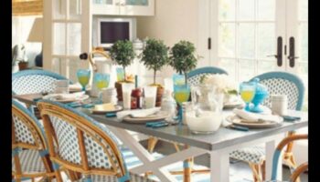 Ποιες είναι μερικές συμβουλές για τη διακόσμηση μιας υπαίθριας τραπεζαρίας με παραθαλάσσια ατμόσφαιρα;